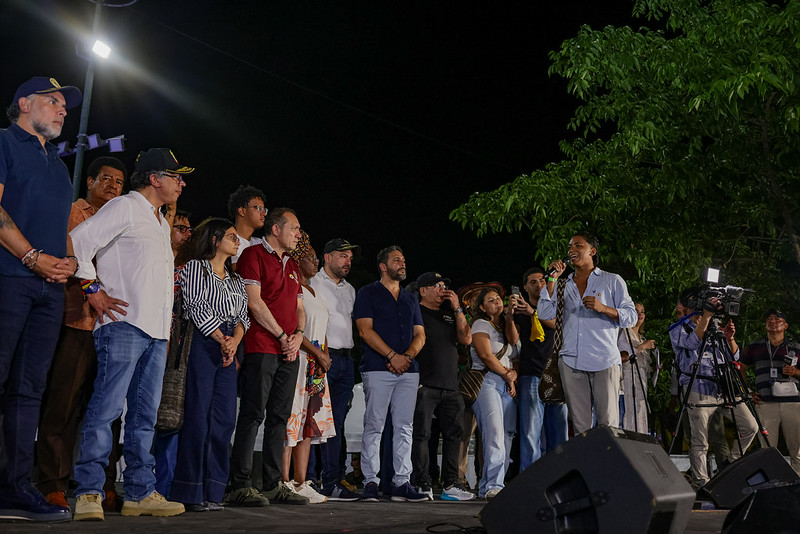 Petro estuvo acompañado de congresistas y ministros. Foto: Joel González