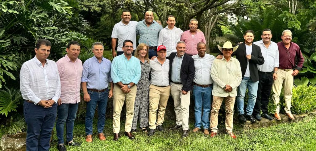 Exgobernadores se reunieron en Cali para sacar posibles candidatos a la presidencia del 2026. | Foto: Foto: Cortesía prensa Héctor Olimpo