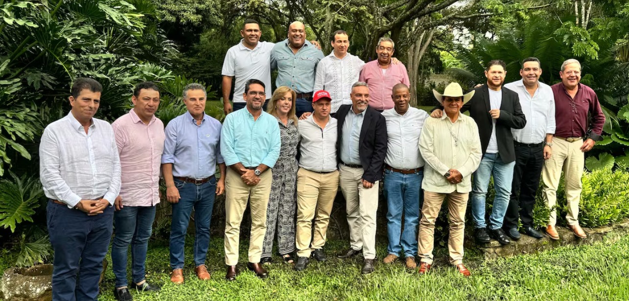 Exgobernadores se reunieron en Cali para sacar posibles candidatos a la presidencia del 2026. | Foto: Foto: Cortesía prensa Héctor Olimpo