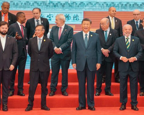 De izquiera a derecha, el presidente de Chile Gabriel Boric, de Colombia Gustavo Petro, el líder Chino Xi Jinping, y el presidente de Brasil Lula Da Silva, participando de la Cuarta Reunión Ministerial del Foro China - CELAC. Mayo 12 de 2025. Foto: Juan Diego Cano.
