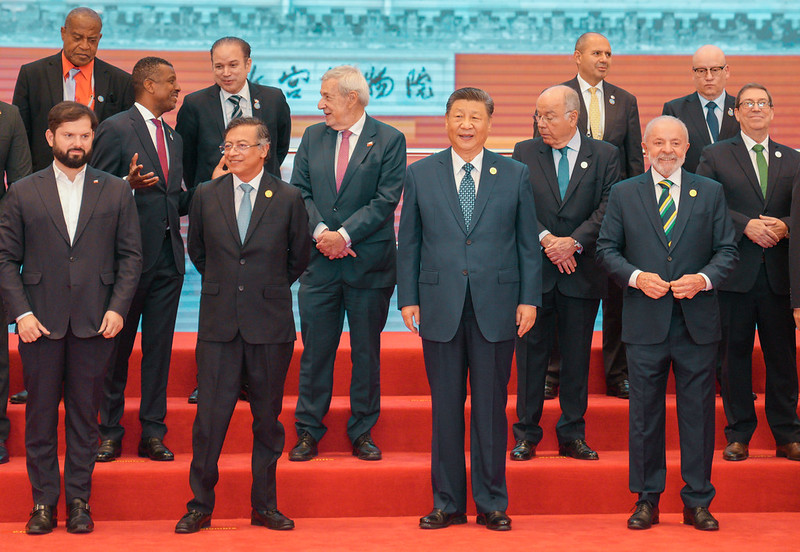 De izquiera a derecha, el presidente de Chile Gabriel Boric, de Colombia Gustavo Petro, el líder Chino Xi Jinping, y el presidente de Brasil Lula Da Silva, participando de la Cuarta Reunión Ministerial del Foro China - CELAC. Mayo 12 de 2025. Foto: Juan Diego Cano.