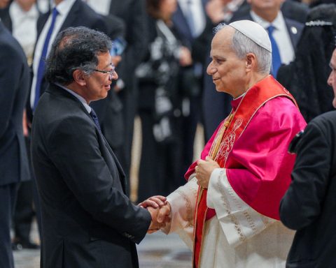 Saludo entre el papa León XIV y el presidente de Colombia Gustavo Petro durante la ceremonia de Entronización del nuevo pontifice. Foto: Juan Cano.