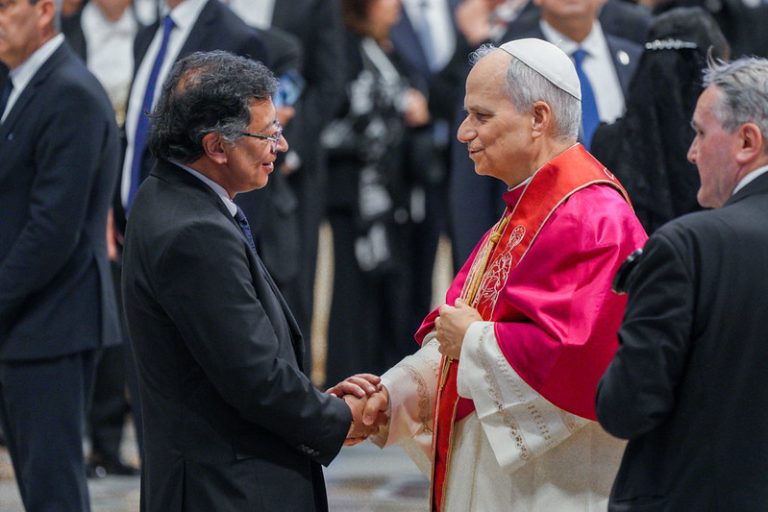 Saludo entre el papa León XIV y el presidente de Colombia Gustavo Petro durante la ceremonia de Entronización del nuevo pontifice. Foto: Juan Cano.