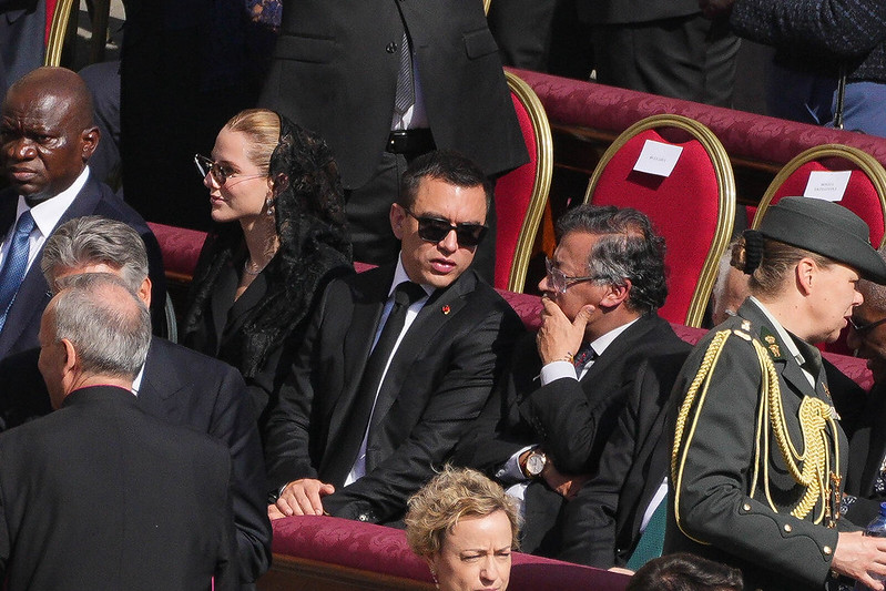 El presidente Petro conversando con su homólogo ecuatoriano Daniel Nobo en Roma. Foto: Juan Cano.