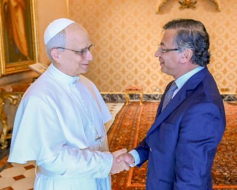 Petro durante su encuentro con el papa León XIV en la Ciudad del Vaticano. Foto: Prensa Vaticano.