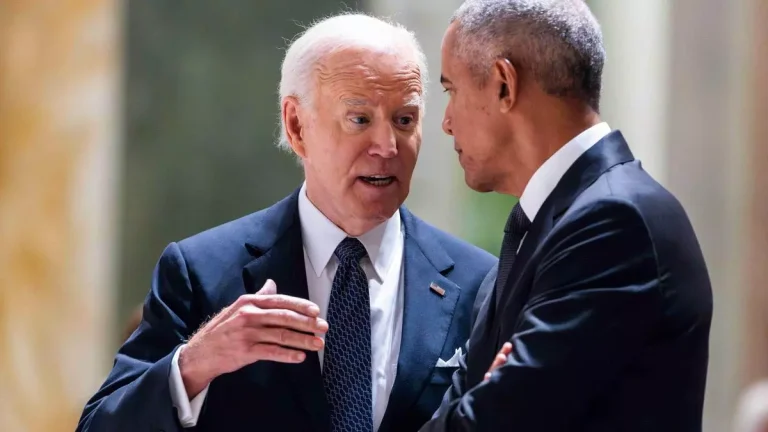 Archivo - El presidente saliente de EEUU, Joe Biden, junto con el expresidente estadounidense Barack Obama / Europa Press