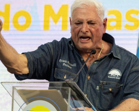 Colombia concede asilo político al expresidente panameño Ricardo Martinelli, condenado por corrupción, tras salir de embajada nicaragüense en Panamá.