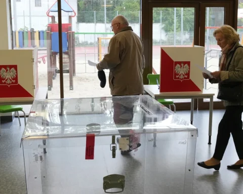 Votantes llevan sus boletas a las urnas tras el inicio de la primera ronda de las elecciones presidentales polacas en Łomianki, cerca de Varsovia, el domingo 8 de mayo de 2025. (AP Foto/Czarek Sokolowski)