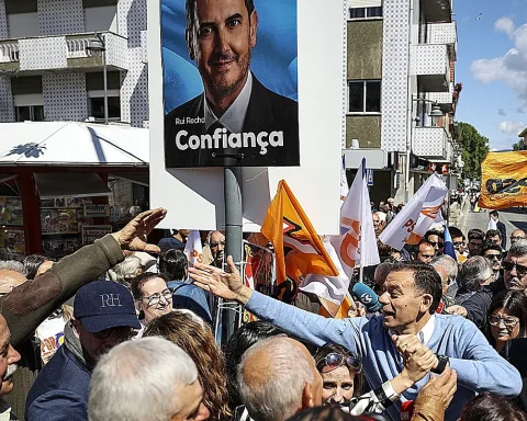 El primer ministro y candidato de AD, Luís Montenegro, el miércoles, en un acto con simpatizantes en Arcos de Valdevez. Foto: Miguel A. Lopes, EFE.
