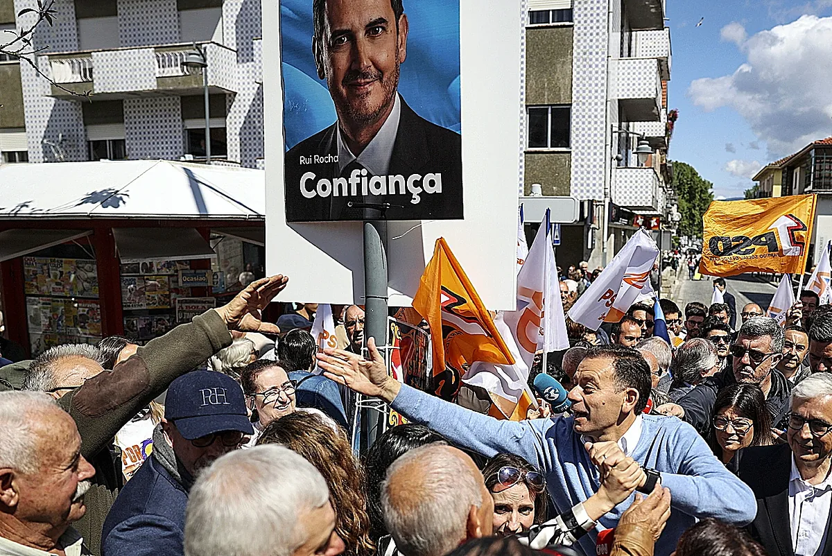 El primer ministro y candidato de AD, Luís Montenegro, el miércoles, en un acto con simpatizantes en Arcos de Valdevez. Foto: Miguel A. Lopes, EFE.