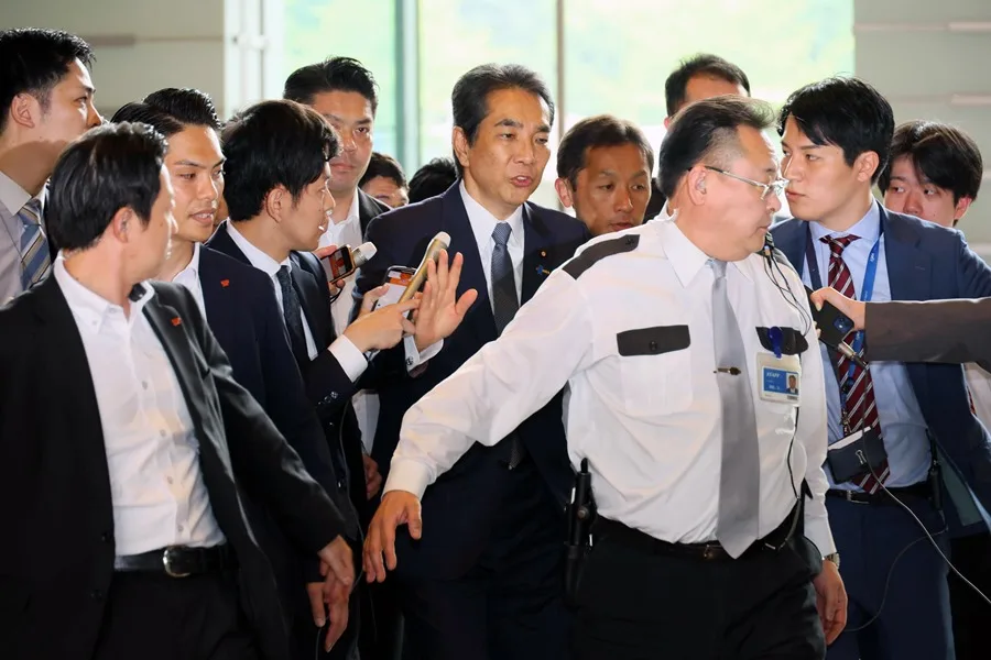 El ministro japonés de Agricultura, Silvicultura y Pesca, Taku Eto, habla con la prensa en la Oficina del Primer Ministro en Tokio, Japón. EFE/EPA/JIJI PRESS JAPAN OUT