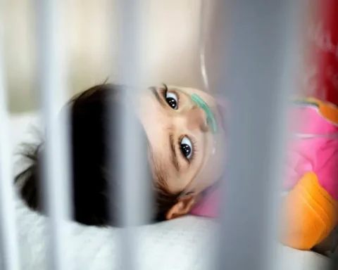 Imagen de archivo de un bebé palestino en las instalaciones de un centro médico en la ciudad de Gaza. EFE/ Saud Abu Ramadán