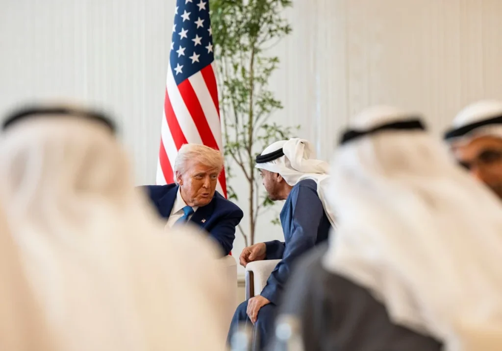 El presidente de los Emiratos Árabes Unidos, el jeque Mohamed bin Zayed Al Nahyan, habla con Trump durante su despedida en el Aeropuerto Presidencial de Abu Dabi EFE
