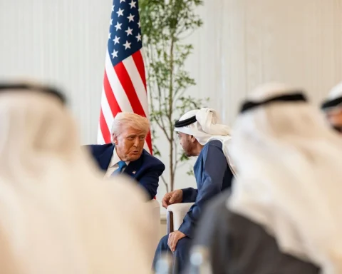 El presidente de los Emiratos Árabes Unidos, el jeque Mohamed bin Zayed Al Nahyan, habla con Trump durante su despedida en el Aeropuerto Presidencial de Abu Dabi EFE