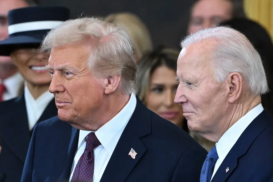 El presidente de Estados Unidos, Donald Trump, junto al expresidente Joe Biden. EFE/EPA/ Saul Loeb