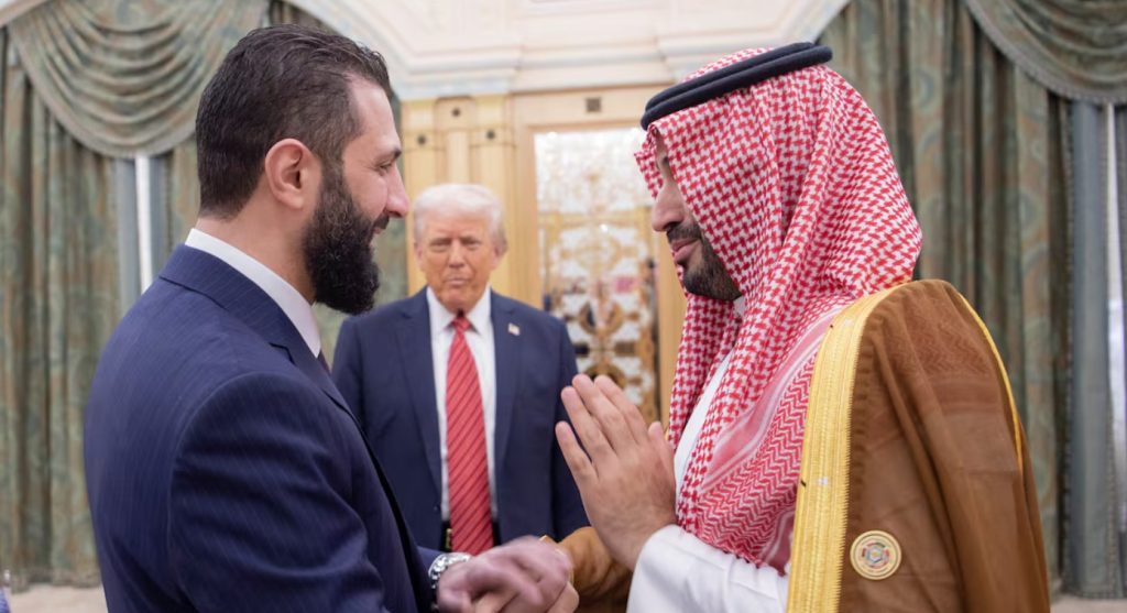 Al Shara saluda al príncipe heredero saudí, Mohamed Bin Salmán, ante la mirada de Trump, este miércoles en Riad. Anadolu (Anadolu via Getty Images)